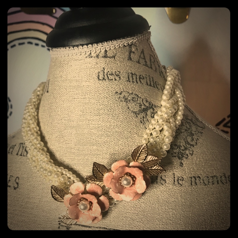 Faux pearl and pink roses necklace